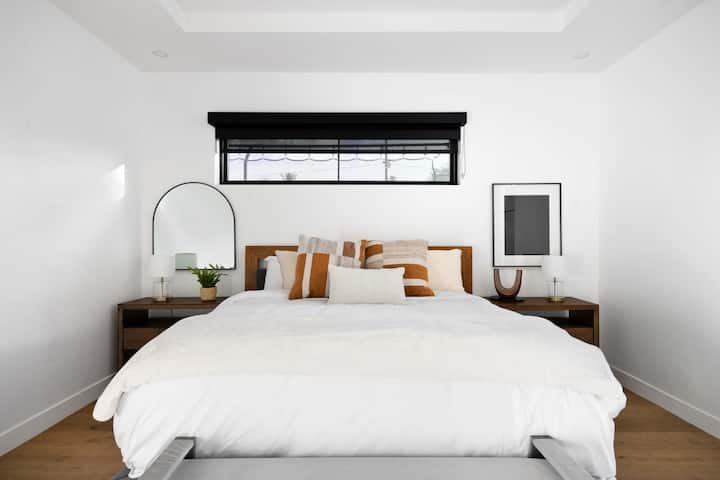 Dormitorio 6, cama tamaño king, baño privado con dormitorio 5.