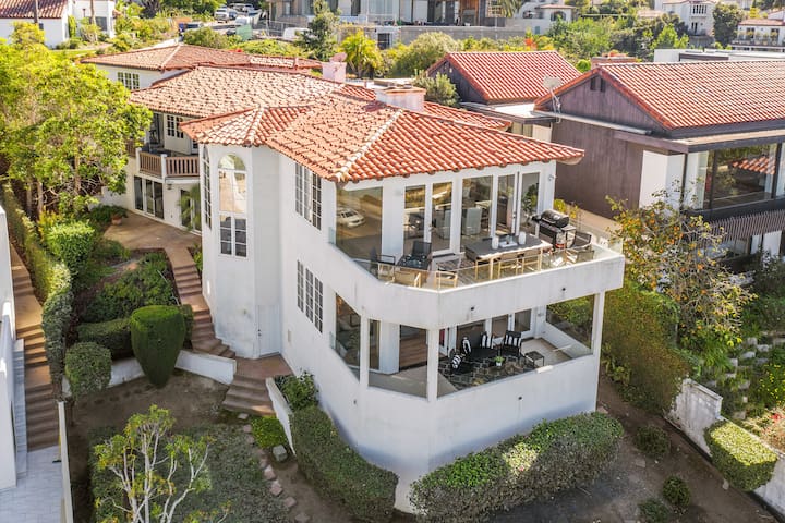Coastal Lookout: Luxury Home w/ Patio in La Jolla gallery image 3