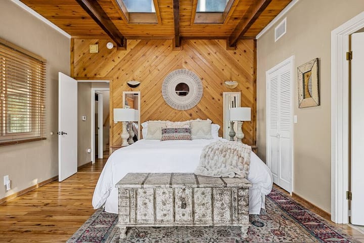 هنا ستجد غرفة النوم الرئيسية مع سرير كينج وحمام داخلي.