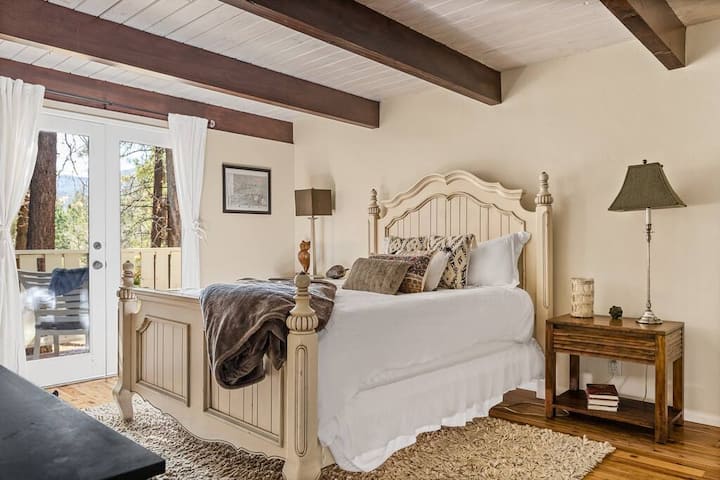 استيقظ محاطًا بالمناظر الجبلية الرائعة في غرفة النوم الثانية الواسعة التي تحتوي على سرير بحجم كوين.