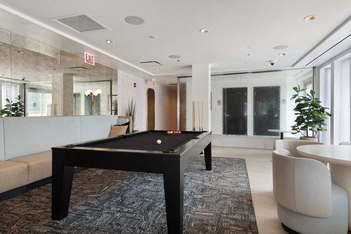 Elegant 2BR with Resort Amenities & City Views gallery image 4