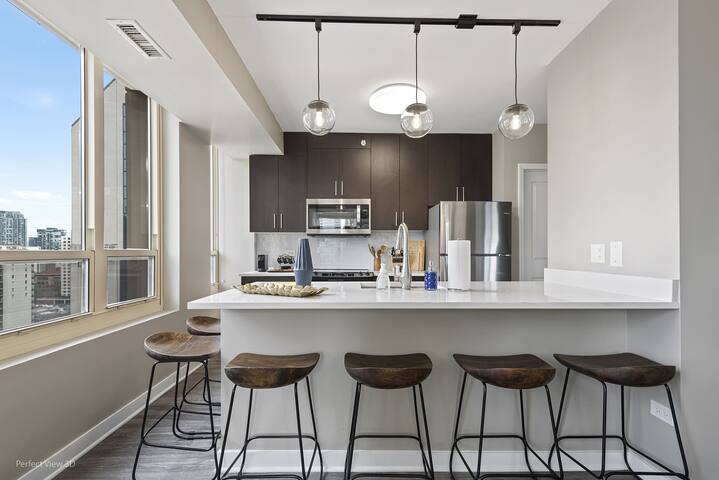 Elegant 2BR with Resort Amenities & City Views gallery image 2