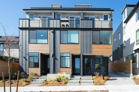 Brand New Modern Home with Seattle City View, 95 w