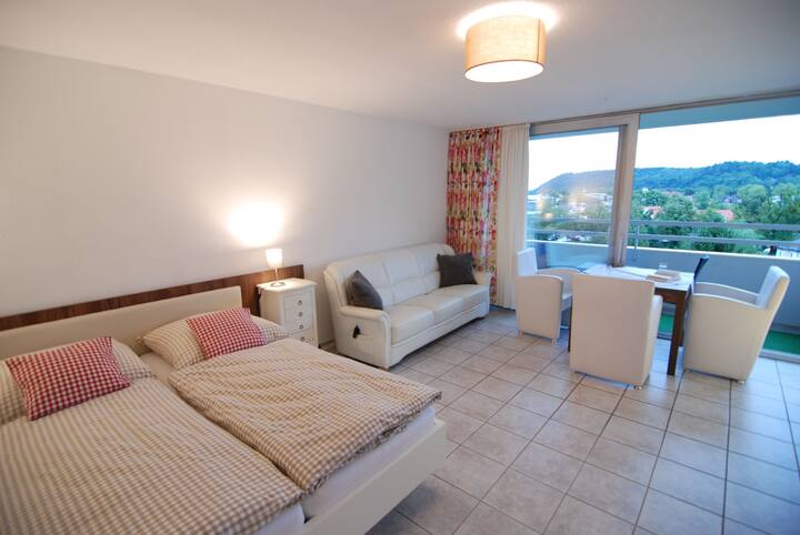 Vardagsrum och sovplats.