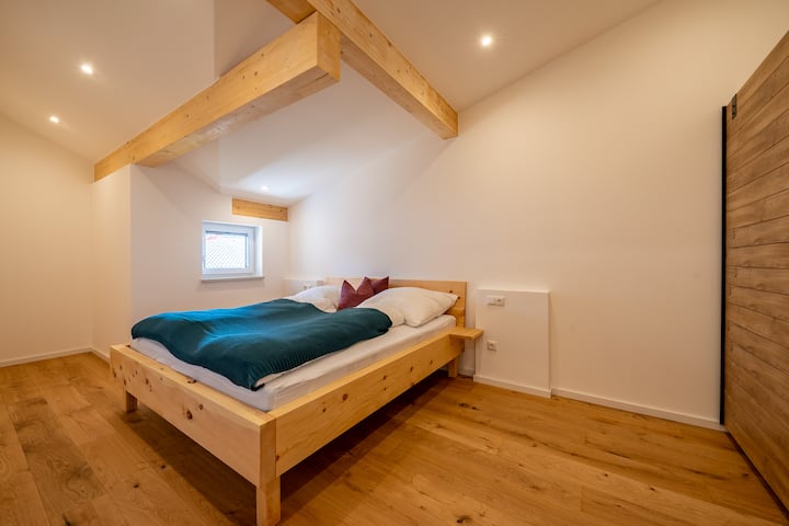 Спална соба со боров кревет