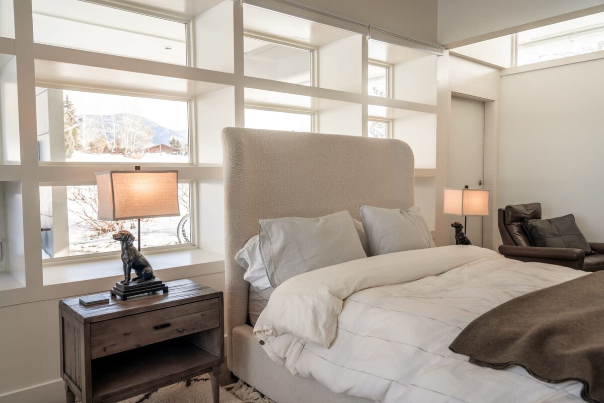 Dhoma kryesore e gjumit është e ndriçuar mirë me dritë natyrale përreth