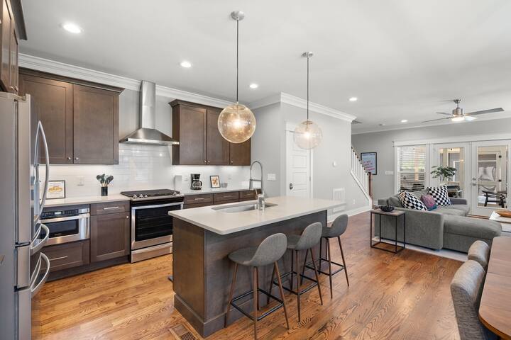 Patio Retreat -Sleeps 12 – East Nash Style!