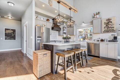 Mountain Dream, New Modern Home, With Private Gues