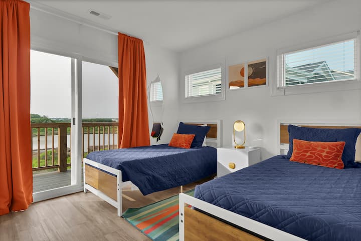 Recámara 2: dos camas individuales con acceso a la terraza y vistas al pantano