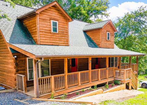 6BR Log Cabin | Walk to Downtown | Mountain Views