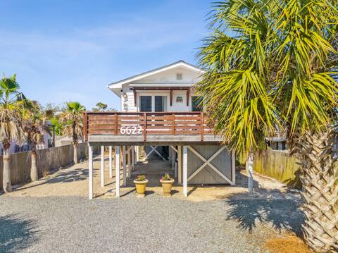 Newly renovated 2 Bedroom Beach House Free Parking