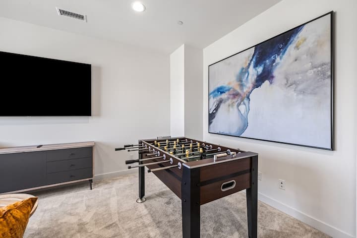 Chumba cha wageni chenye starehe kilicho na Televisheni mahiri na mapambo safi