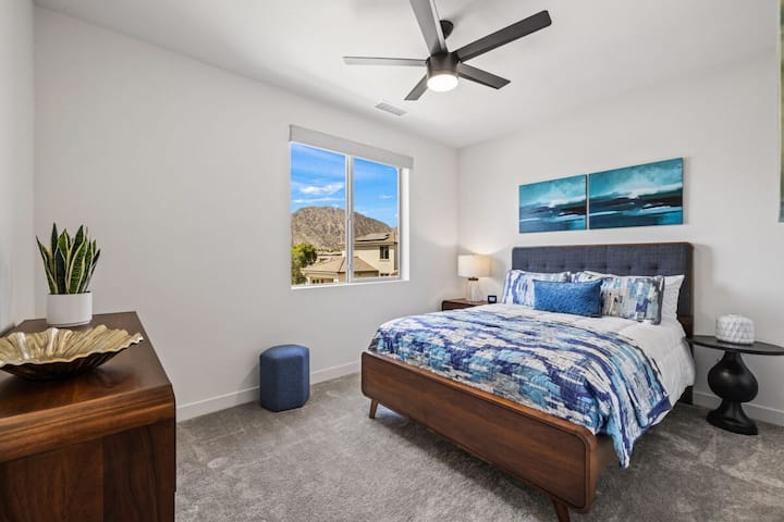 Chumba cha kulala cha kupumzika chenye mashuka laini na mwonekano wa jangwa wenye utulivu