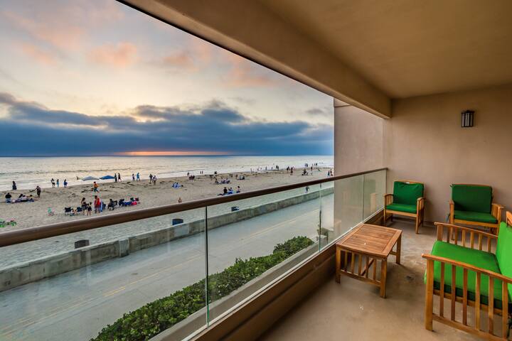 Good Vibrations | Oceanfront Condo on the Beach gallery image 3
