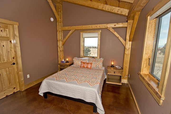 Спалня с двойно легло и прилежаща баня