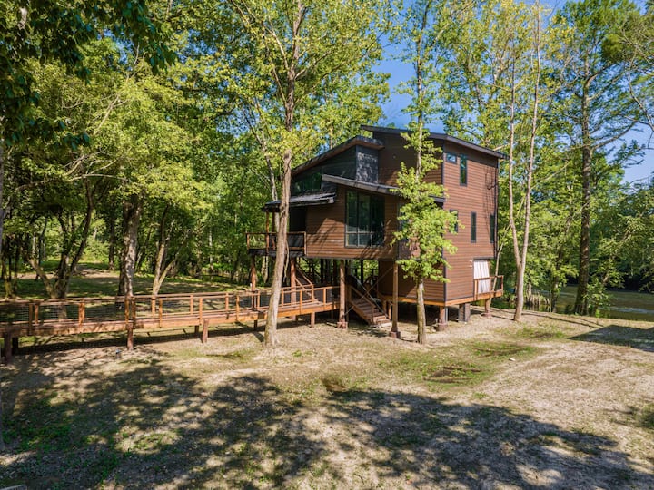 Living Waters Getaway on a River in Broken Bow. Cabins for Rent in