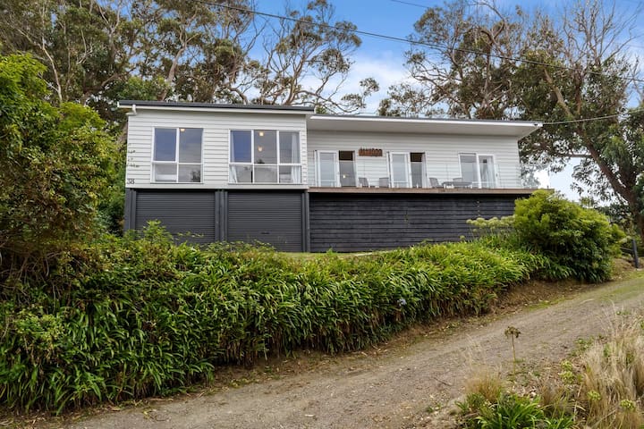 Attunga – Renovated beach house on Morley Avenue