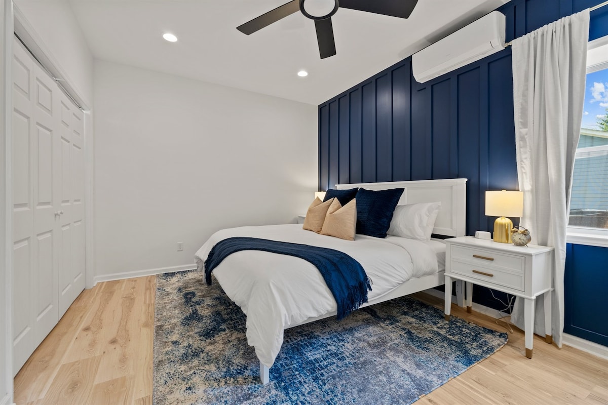 الطابق الأول: غرفة نوم بسرير كينج بسرير متحرك