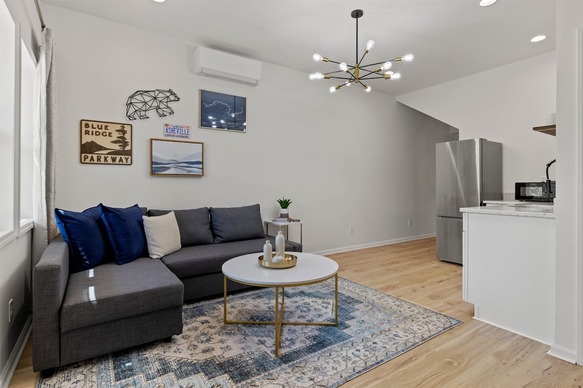 منطقة المعيشة في الطابق الأول: سرير أريكة قابل للسحب بالكامل وتلفزيون ذكي