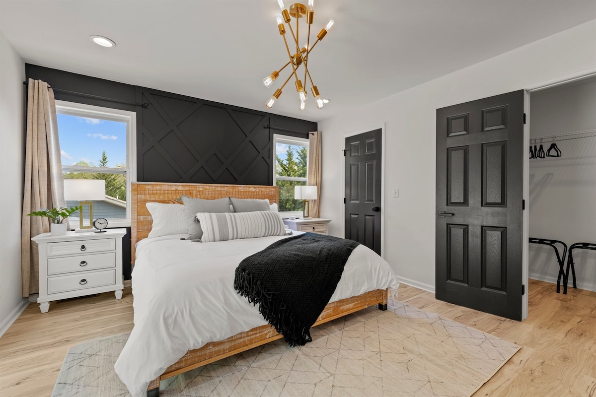 تم تجهيز كل غرفة بالكامل بسرير Helix بمقاس كبير ومرايا كاملة الطول وآلات صوت.