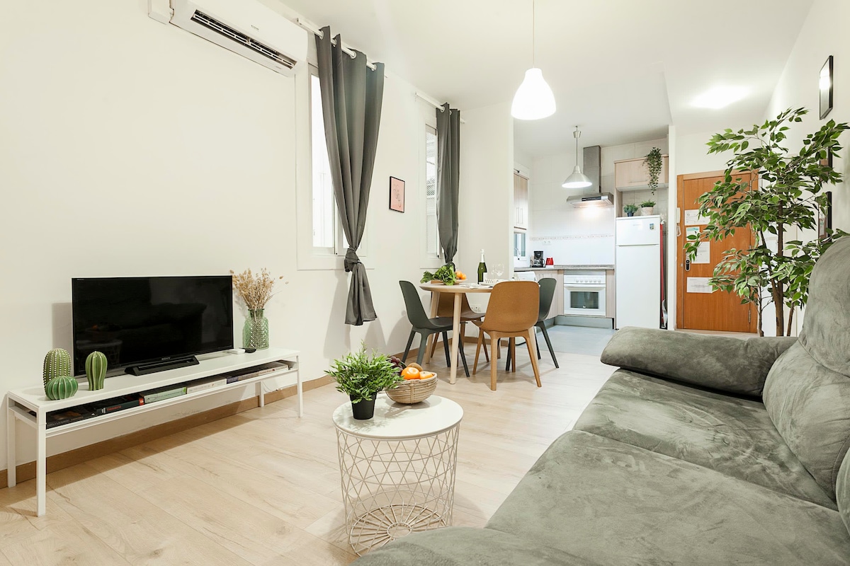 Popular Airbnb listing: Comfortable 3BD in Poblenou next to the beach for in El Parc I La Llacuna Del Poblenou