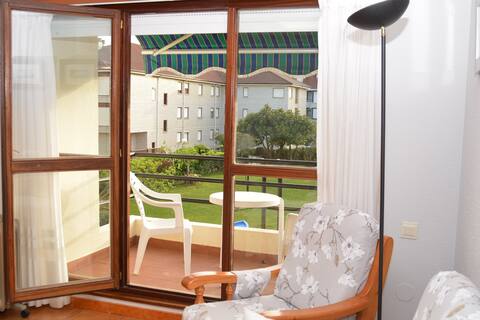 Anuncio de Airbnb popular: Apartment on Trengandin Beach - View of Las Rocas 6810 en Noja