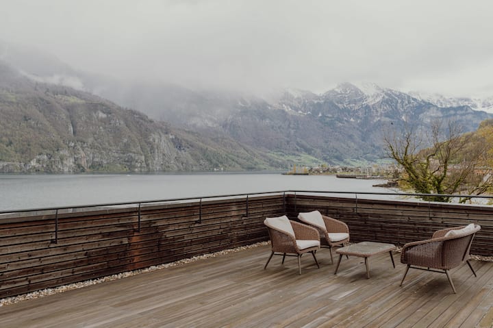 Lakefront House with Infinity Terrace