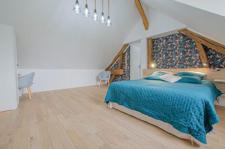1ère chambre familiale de l'étage.
