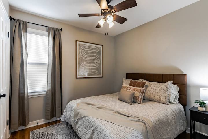 Ამ მეორე საძინებელში არის დედოფლის ზომის მეხსიერების ქაფის საწოლი შესანიშნავი ძილისთვის. 