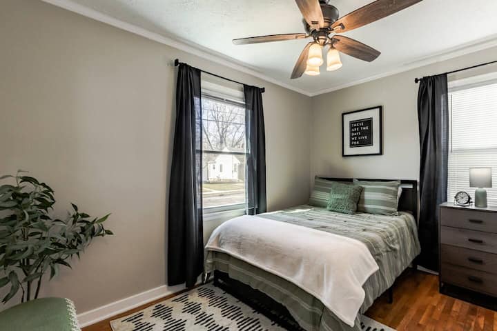 Ეს ლამაზად მოწყობილი სივრცე გთავაზობთ საკმარის სათავსოს საწოლისპირა კომოდითა და კარადით თქვენი ყველა ტანსაცმლისთვის. 