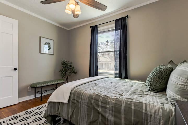 Ლამაზად მოწყობილი საძინებელი, რომელიც დღის ბოლოს დასვენებასა და განტვირთვაში დაგეხმარებათ. 