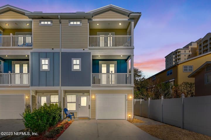 One Block To The Beach - Private Hot Tub & Bikes