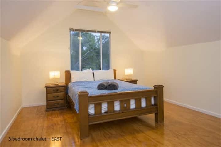 Bračni krevet (širok 150 - 179 cm) u loftu na katu