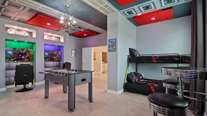 Dokonalá herňa pre superhrdinov s PS5, Xboxom, stolným futbalom, poschodovými posteľami a epickou výzdobou.