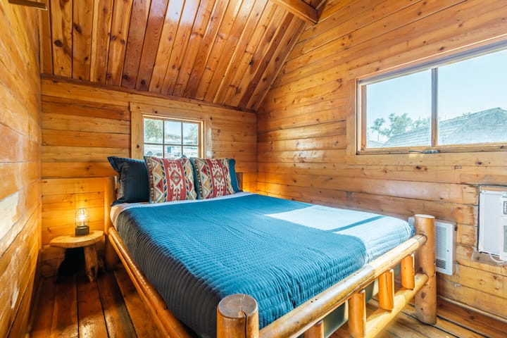 El dormitorio separado cuenta con una cama de tamaño completo y literas individuales. ¡Disfruta de ventanas grandes, techos altos, decoración elegante y un ambiente acogedor!