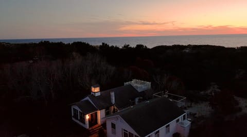 Beautiful oceanfront cottage, year-round getaway