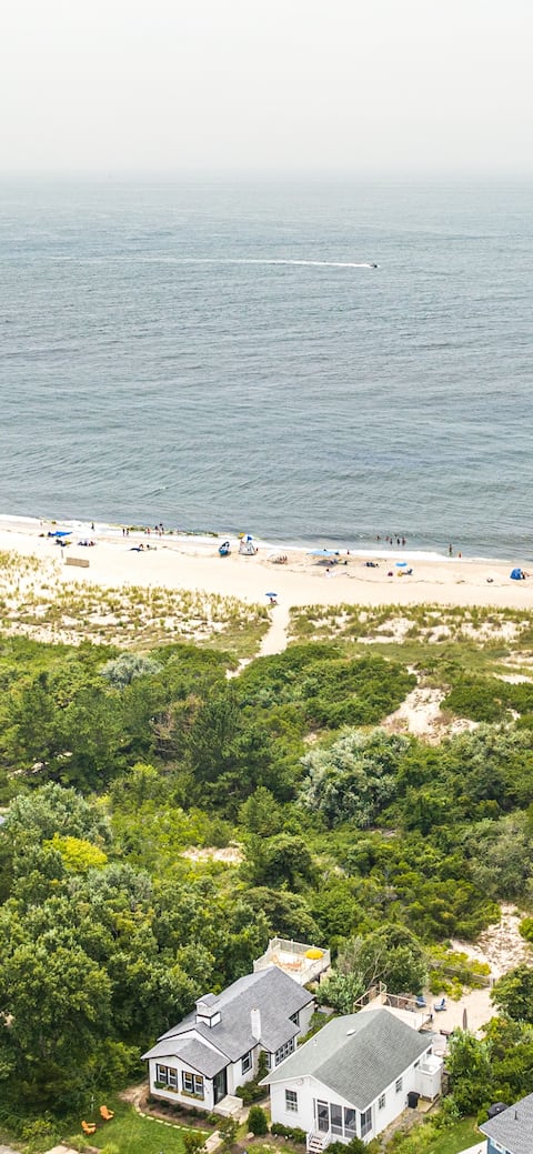 Beautiful oceanfront cottage, year-round getaway