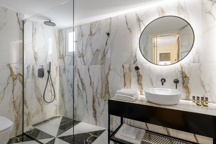 Your 4 bdrm Dream House w/Acropolis View & Jacuzzi gallery image 5