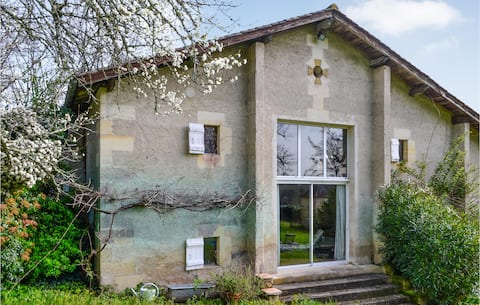Gorgeous home in Coutras with WiFi