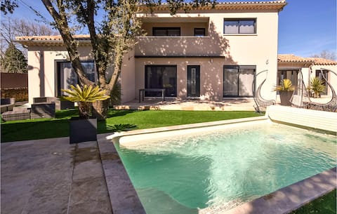 Nice home in Colonzelle with WiFi