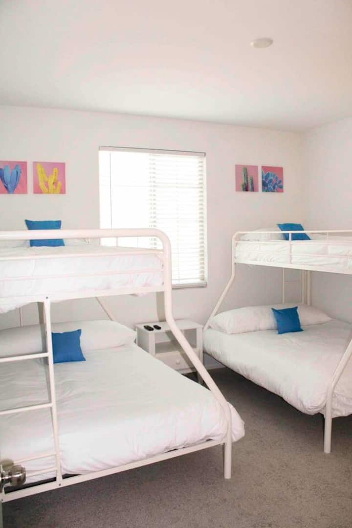 Სასტუმრო ოთახი №3 ორსართულიანი საწოლი 4 ადამიანისთვის!