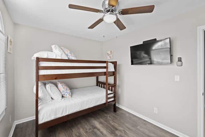 La chambre 5 de niveau supérieur dispose d'un lit superposé.