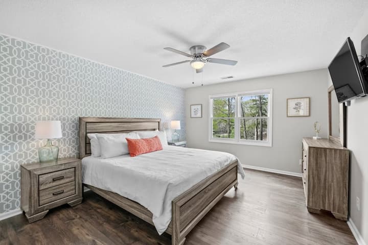La chambre 2 du niveau supérieur dispose d'un lit king size et d'une salle de bains attenante. 