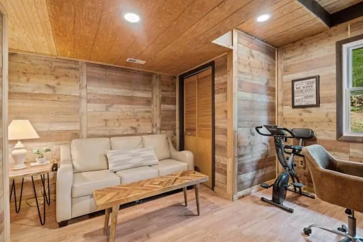 Kochi la kulalia la kustarehesha ambalo huingia kwenye kitanda kamili na kulala watu wawili katika chumba cha 4 cha kulala