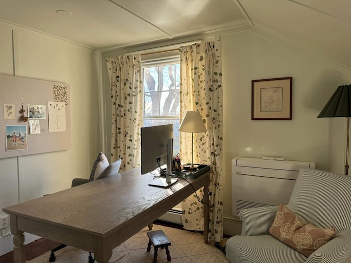 Kolltuku është i shkëlqyer për të shpërqendruar mikun ose partnerin tënd ndërsa përpiqen të punojnë. Edhe jashtë gamës së shkelmimit, në mënyrë që të jesh i sigurt nga ndëshkimi. Së fundi, ka një hije në atë dritare ndërsa bëhet diell atje.