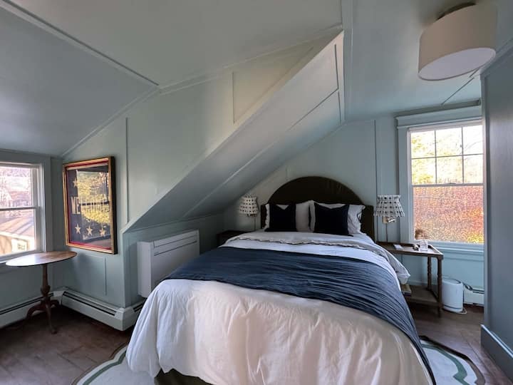 MIRË SE VJEN, ndërsa mund të duket si diçka nga hambari i qeramikës, që është në fakt një banderolë e mbajtur gjatë një parade të Luftës së Parë Botërore për të mirëpritur trupat në shtëpi. Nuk e di se me çfarë beteje po lufton (nëse ka), por mesazhi "mirëseardhje" qëndron. Mirë se vjen!