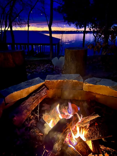 Lakefront Cabin 2BR Escape  pvt. Hot Tub & Dock
