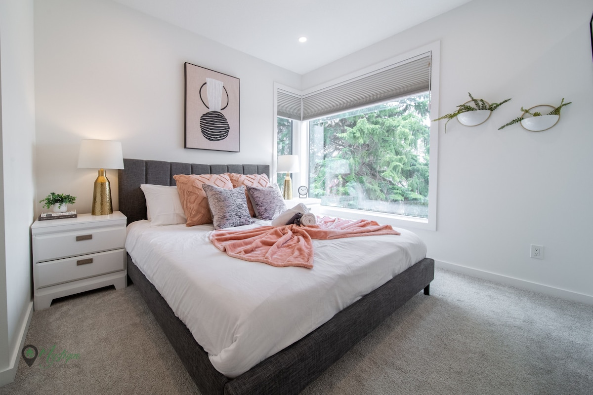 Cama tamaño king en el dormitorio principal con hermosas vistas