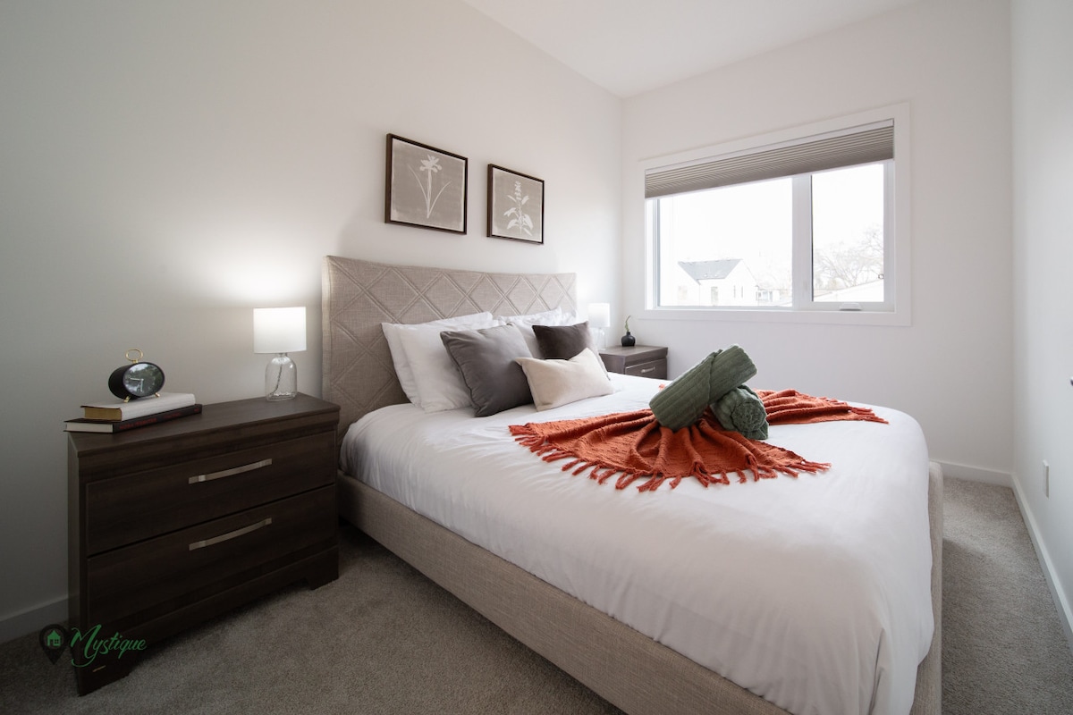 Dormitorio con cama tamaño queen y armario con persianas oscuras en la habitación