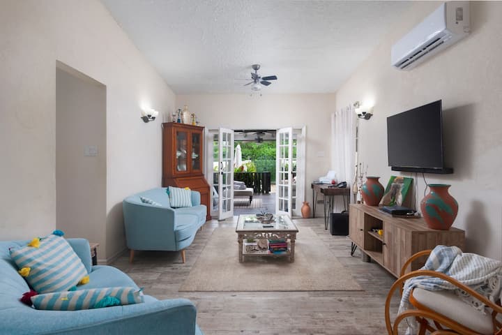 Down The Hill Cottage - Holetown 5* Garden Villa - Barbados